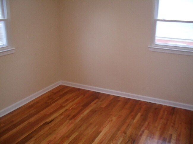 Building Photo - **3-BEDROOM HOME W/ ATTACHED GARAGE IN BEECHWOLD!!**