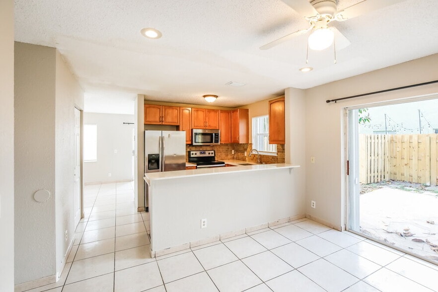 Building Photo - 6701 Fern St