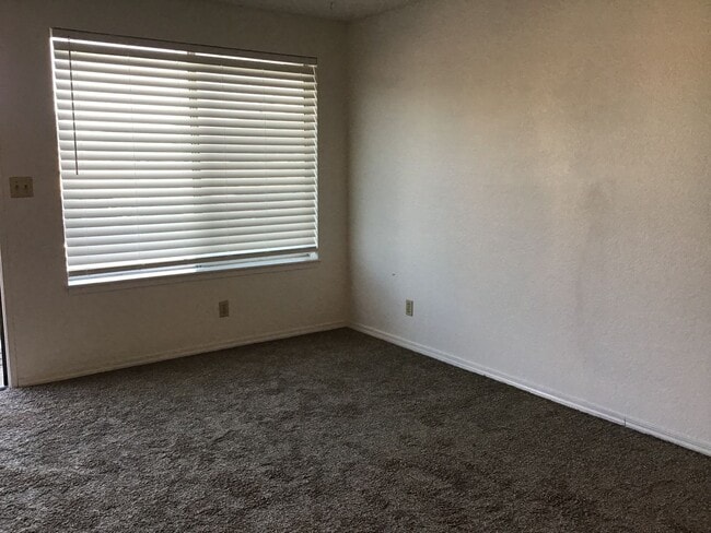 Building Photo - 2 Bedroom Reno Condo in Gated Community...