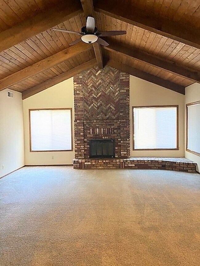 Building Photo - Westside Home w/ Pool
