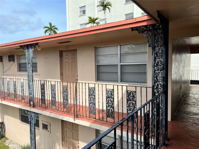 Building Photo - 5300 Hollywood Blvd