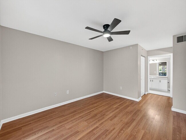 Building Photo - 121 SW Palm Dr