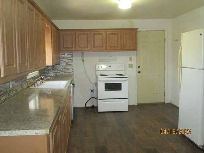 Building Photo - HOUSE -- 3 bedrooms, 2 bathrooms