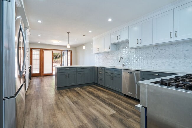 Building Photo - Aqua Vista - Entertainers Playhouse