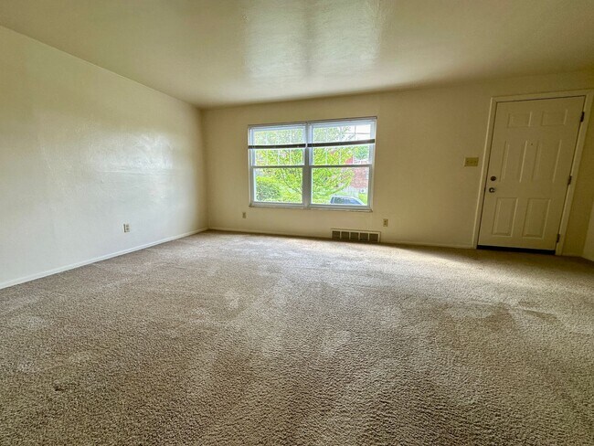 Building Photo - Spacious 2BR Townhome in Plum - Central AC...
