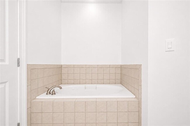Building Photo - 5490 Glenridge Park NE