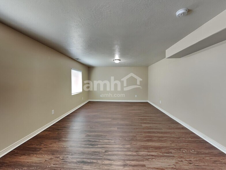 Building Photo - 31 W Clear Water Dr