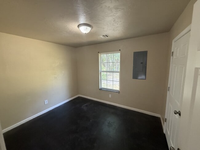 Building Photo - 408 W 7th St