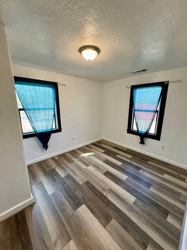 Building Photo - New Rate! Charming Country Retreat Surroun...