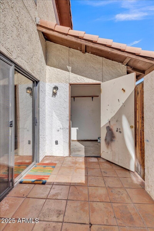 Building Photo - 2437 E Tracy Ln