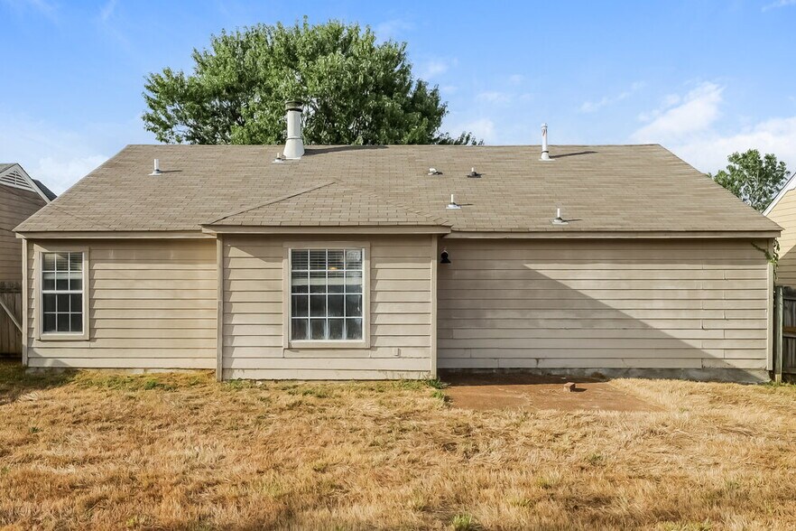 Building Photo - 6883 Lagrange Cir N