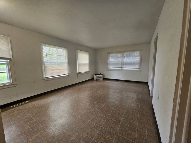 Building Photo - 608 4th Ave