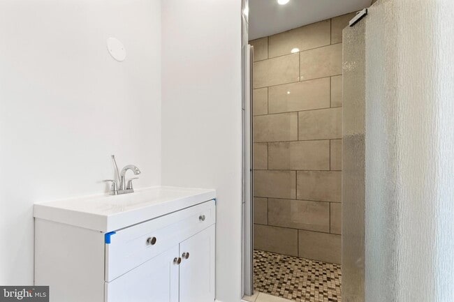 Building Photo - 215 N 53rd St