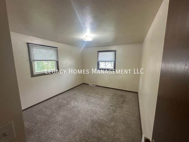 Building Photo - 413 Tampa Way