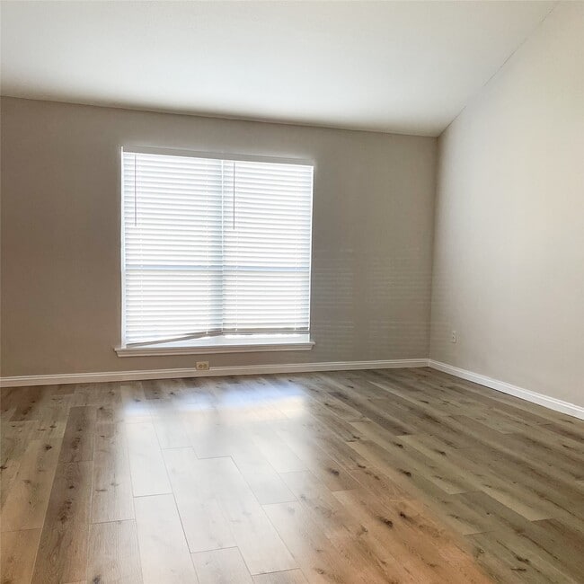 Building Photo - 8718 Victorian Village Dr