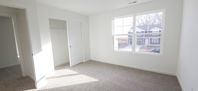 Building Photo - 4146 Viceroy St