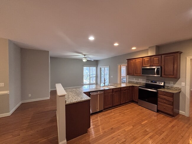 Building Photo - 420 Lake Forest Dr SE