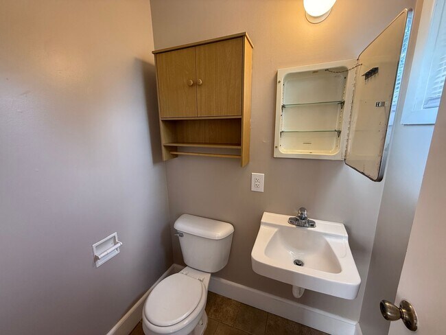 Building Photo - 3 Bed, 1.5 Bath Fenced Pets Allowed