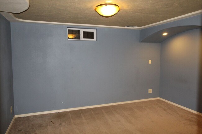 Building Photo - 3123 W Bismark Ave