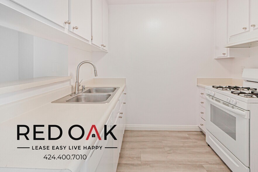 Building Photo - 8309 Cedros Ave