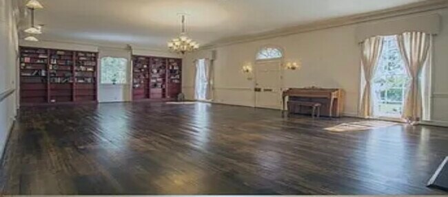 Building Photo - 401 James St