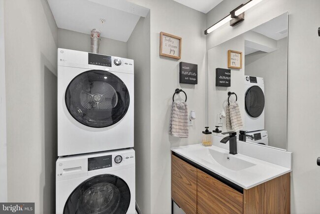 Building Photo - 919 12th St NE