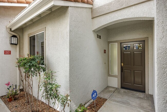Building Photo - Charming Ground-Level Condo in California ...