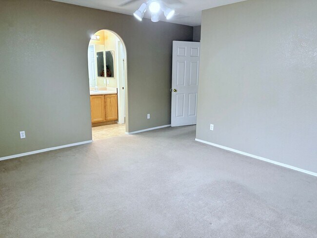 Building Photo - 3 bed/2 bath w/ large backyard in Rita Ran...