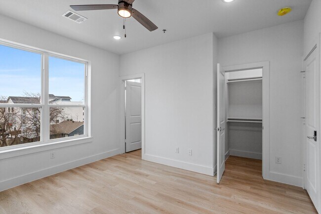 Building Photo - 2400 Benbrook Dr