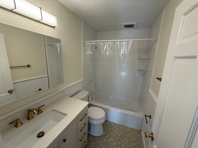 Building Photo - 8-10-10 Essex St