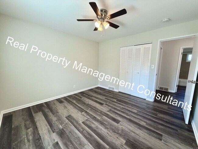 Building Photo - 3 Bedroom 2 Bath Overland Park Duplex Now Available!