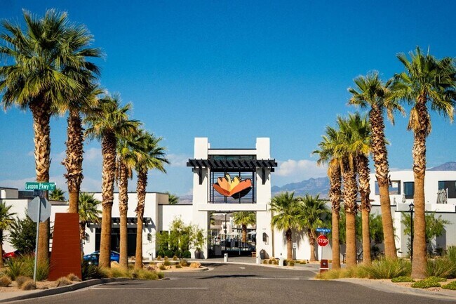 Building Photo - 3 Bed Condo In Desert Color!