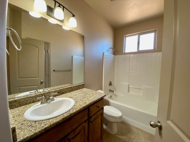 Building Photo - SPACIOUS HURRICANE HOME FOR RENT