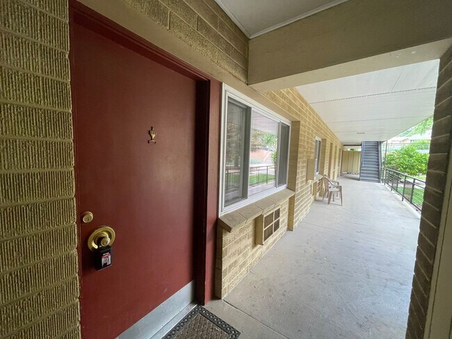 Building Photo - Spacious 1 Bed/1bath close to CU with Reserved Parking
