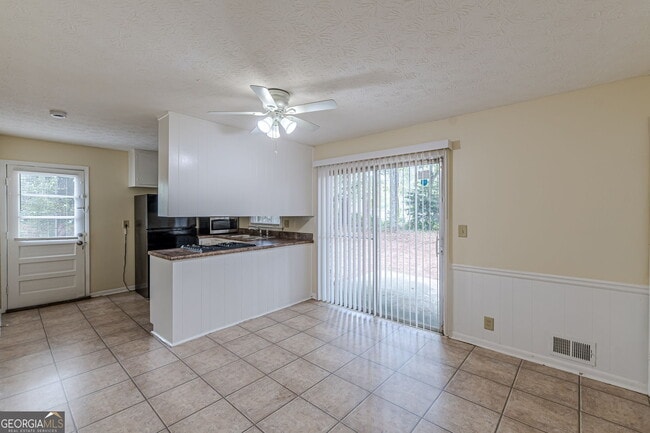 Building Photo - 828 Sheppard Way