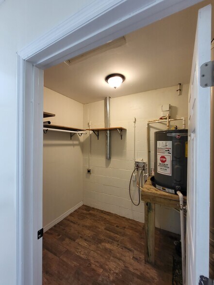 Building Photo - 207 W King St