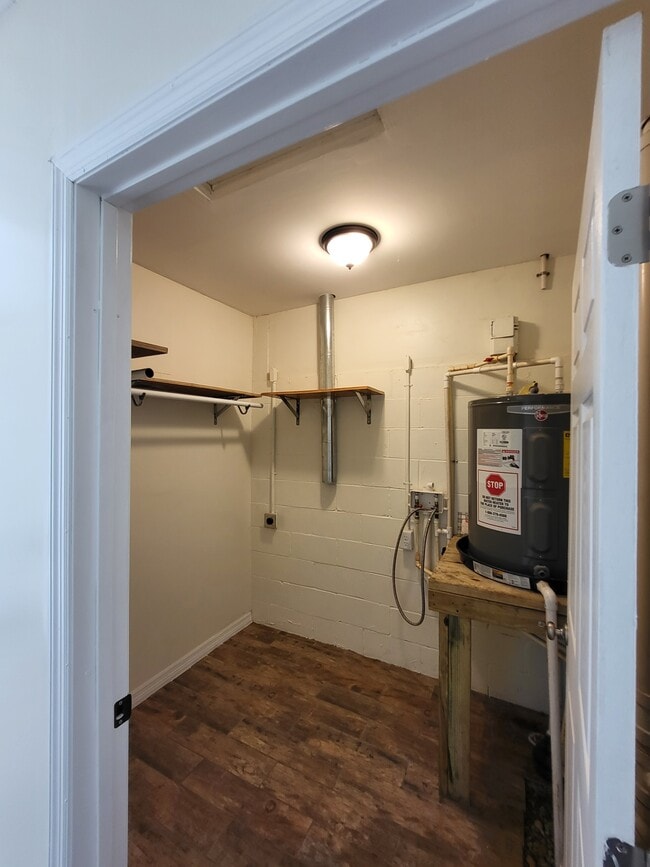 Building Photo - 207 W King St