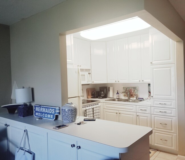 Building Photo - 850 Horizon W