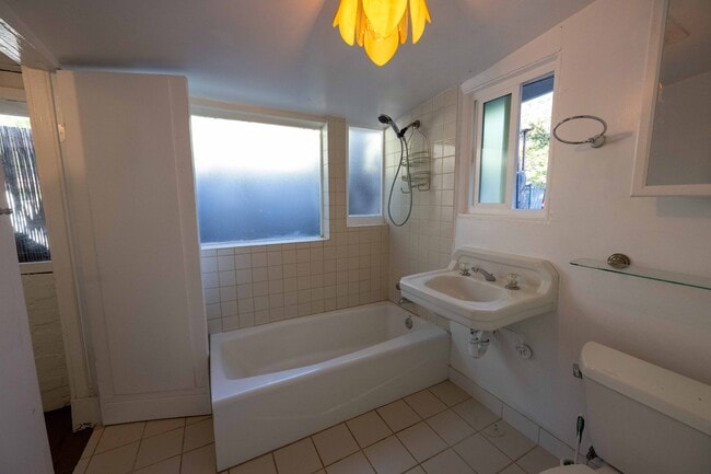 Building Photo - 1411 Bonnell Dr