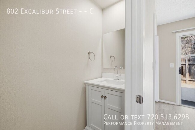 Building Photo - 802 Excalibur St