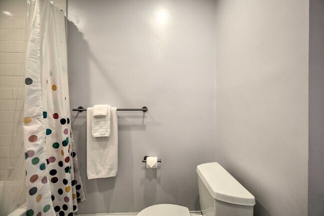 Building Photo - 696 Crescent Blvd