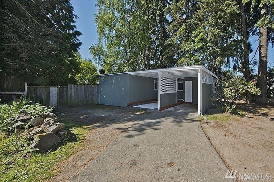 Driveway and carport - 12405 NE 109th Pl