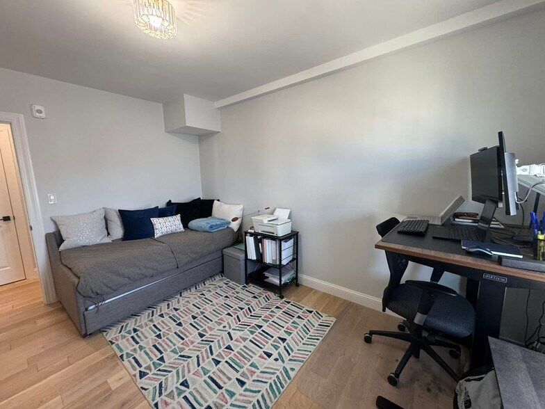 Building Photo - 137 Falcon St