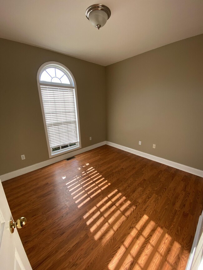 Building Photo - 208 Summergrass Dr
