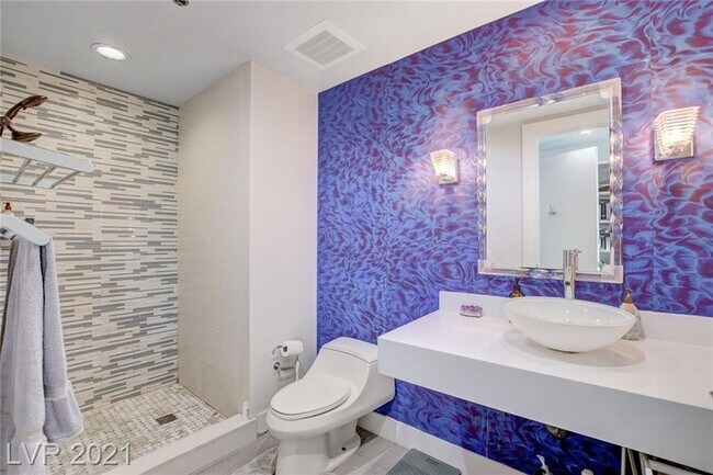Bedroom 2 bathroom - 2700 Las Vegas Blvd S