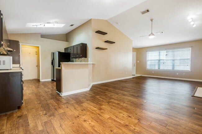 Building Photo - 2060 Cambridge Cir