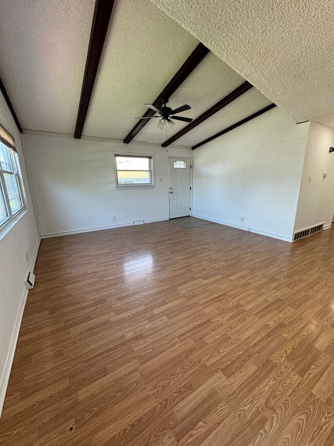 Building Photo - THREE BEDROOM TWIN