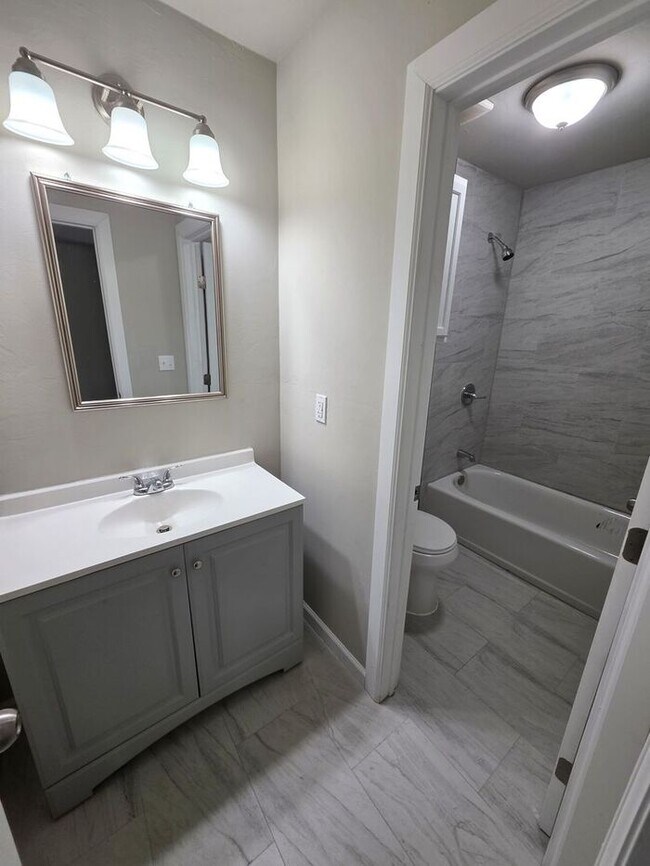 Building Photo - Newley Remodeled 1 Bed, 1 Bath Apartment at Monterey Square