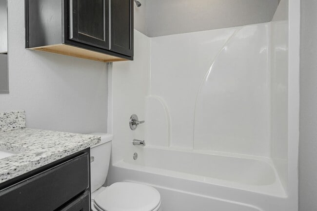 Building Photo - 1368 Kingsgate Dr