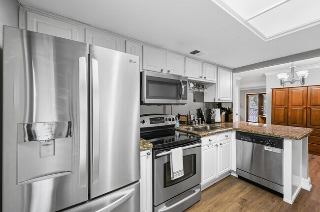 Building Photo - 10203 Regal Oaks Dr
